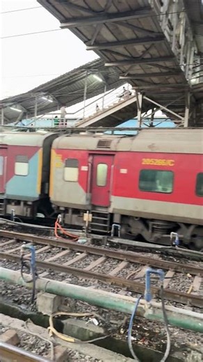 12222 Howrah Pune Duronto express arriving Bilaspur Jn