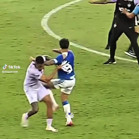 SE ARMÓ LA TOLE TOLE 🥊 ⚠️ Así acabó la final del Campeonato Mineiro 🏆 donde CRUZEIRO salió campeón ante Atlético Mineiro: es el partido con MÁS ROJAS en toda la HISTORIA del fútbol brasileño 🇧🇷: 23 EN TOTAL. 🟥 📌 El Récord Guinness lo tiene Claypole 🆚 Victoriano Arenas por la Primera D de Argentina 🇦🇷 en 2011: 36 EXPULSIONES. ❌