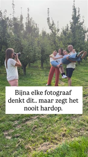 Succesvol ondernemen als fotograaf on Instagram: "Bijna niemand zegt dit luidop. Maar bijna elke fotograaf denkt het wel. “Wat als ik mezelf overschat?” “Wat als dit het plafond is?” “Wat als ik hier eigenlijk nooit écht van kan leven?” En dan scroll je. Je ziet anderen die druk lijken. Succesvol. Zeker van hun stuk. Wat je niet ziet? Dat zij exact dezelfde gedachten hadden. Alleen zijn zij niet blijven stilstaan in twijfel. Twijfel betekent niet dat je niet goed genoeg bent. Twijfel betekent da