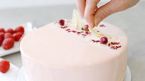 Rose Ispahan and Lychee Entremet (2-Day Masterclass) Join us and learn how to bake an Ispahan mirror glazed entremet cake! Inspired by Pierre Hermé Paris and his popular Ispahan flavour, a light and floral rose mousse layered with a fragrant lychee jelly, raspberry compote and almond dacquoise sponge😋😋 Sign up in the links below! (Limited Slots) Sign up: http://www.bakersbrew.com/recipe/ispahan-rose-and-lychee-entremet For Enquiries: justinhee@bakersbrewstudio.com | BB Atelier