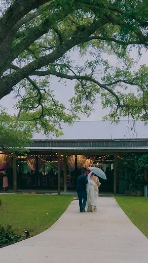 Rainy Day Wedding! “Rain is nature’s confetti, celebrating your love story with a little shower of blessings!” Www.mudgeranch.com #swfl #swflweddingvenue #swflwedding #floridaweddingvenue #swflweddings #weddinginspo #floridaweddingphotographer | The Venue at Mudge Ranch