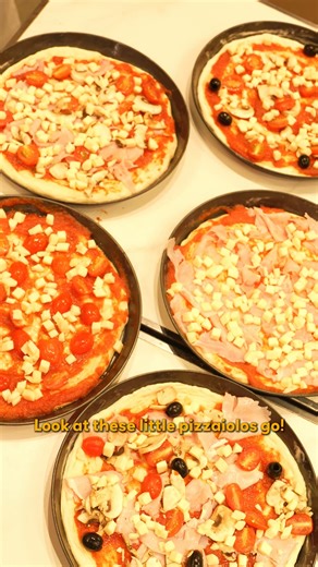 What’s better than eating pizza? Dough-ing it yourself!👩‍🍳🌀🍕 Let your mini chefs craft their own pizza masterpieces at PizzaExpress’s Kids Pizza-Making Party 🎈01-44! 🥳 Led by a real pizzaiolo (a.k.a pizza chef 🍽️), each party includes: 👩‍🍳 Chef’s hat & apron 🍕 11-inch pizza dough with choice of toppings 🍽️ Doughballs with juice (snack break!) 🍨 Dessert 🎓 Junior Pizzaiolo Certificate, and more! 👧👦 For kids aged 6–12 Book now and let the good times roll! | The Star Vista