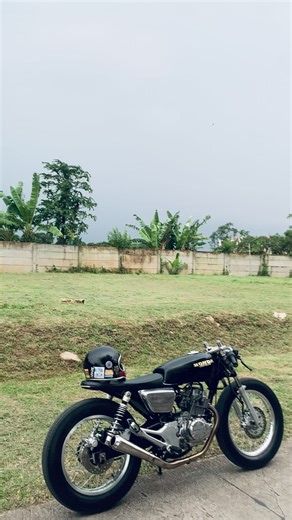 Discover the Black and Neat Cafe Racer Custom