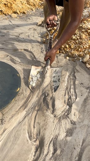 179K views · 672 reactions | The process of finding gold | finding gold in bedrock fragments | finding an amazing gold nugget | Yundra Gold . Digger | Facebook