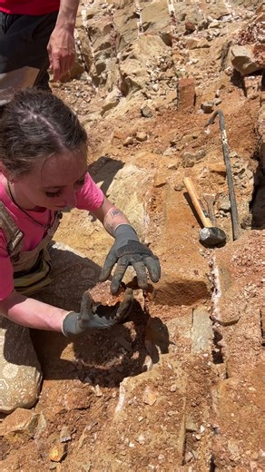Four hours into our Twin Creek dig and just as my husband hits peak dad-joke mode… we stumble onto a crystal cave! You’re ore‑some, honey. 😂 Want to book a pocket-dig adventure and document your own discovery with us? Tap the link in our bio! #TwinCreekPocketDig #crystaldigging #rockhounding #adventureseeker