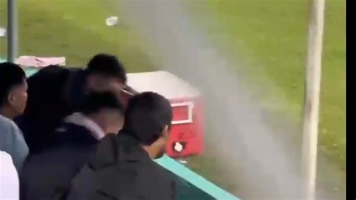 Este es Pablo Mauricio Rosales. Lateral izquierdo de @CACNoficial pocas veces vi un lateral tan limitado que llegue como refuerzo. Encima; sale de la cancha confrontando a los hinchas a viva voz. Alguien de la CD va a hacer algo al respecto? Insolito lo de Padila tambien.
