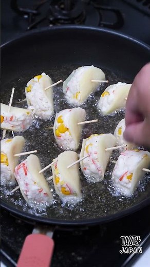【はんぺんとカニカマを混ぜるだけでおつまみ！】食感最高♡サクふわ！はんぺんとカニカマの揚げ焼きポテトサンド風 / Hanpen Stuffed Potato Slices