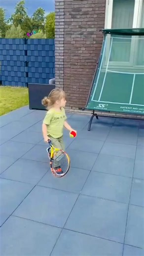 Motivation from Yahya @yah_tennis 💪🎾 Practicing with her Alien Pros BLUE WAVES tennis overgrip 🔥👏 #tennis #tennisgrip #tennisracket #tennispractice #tennisplayer