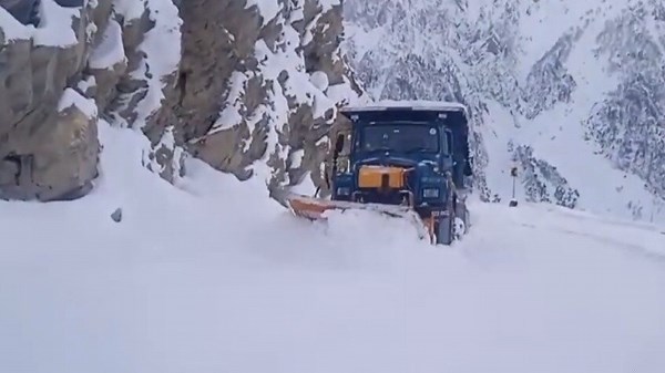 Border Road Organisation carries out snow-clearing ops at Zojila pass in Ladakh