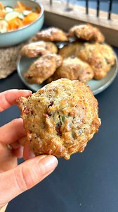 Cookies salés tomates séchées fromage 🤤 Ingrédients : - 2 œufs - 50g de fromage blanc (skyr…) - 120 g de farine (blé, semi-complète ou épeautre) - ½ sachet de levure chimique - 30g de fromage rapé - 4-5 tomates séchées coupées en petits morceaux - 8-10 olives coupées en rondelles - 100 g de pois chiches cuits, légèrement écrasés - Basilic (frais ou séché) - Poivre Instructions : 1. Dans un récipients mélanger tous les ingrédients sauf les pois chiche. Ecraser les pois chiches et les rajouter à 