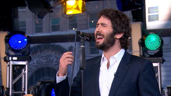 Video Josh Groban Performs 'Somewhere Over the Rainbow'