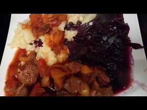 Herzhaftes Schweinegulasch in Paprika-Weinsoße mit Nudeln