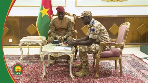 Espace AES : le Président du Faso tient son passeport biométrique (Ouagadougou, 29 janvier 2025). Le Président du Faso, le Capitaine Ibrahim TRAORÉ, a fait son enrôlement biométrique et a reçu son passeport de la Confédération des États du Sahel (AES) qui entre en vigueur à compter de ce 29 janvier. Devant les services techniques, le Président du Faso a suivi les différentes étapes de l’enrôlement pour le passeport AES. Après quelques moments, son passeport lui est remis par le ministre de la Sé