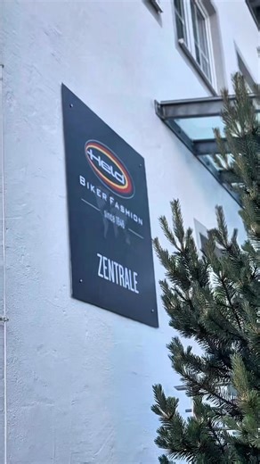 2.2K views · 20 reactions | So leicht montierst du Dein Interphone Sync 70 E Smart Display – ganz ohne Werkzeug! ✅ Display Größe 5,5" oder 7"✅ Spiegelt dein Smartphone via Apple CarPlay / Android Auto✅ Touchscreen für Handschuhe optimiert✅ Verbindung über Bluetooth & WiFi Mehr Technik, mehr Fahrspaß.  #heldbikerfashion #beheroic #interphone | Held Biker Fashion | Facebook