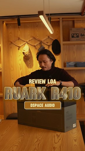 Review mẫu loa Ruark R410 Ruark R410 là mẫu loa all-in-one cao cấp mới nhất từ Ruark Audio, nổi bật nhờ sự kết hợp giữa thiết kế cổ điển Anh Quốc và công nghệ phát nhạc hiện đại hàng đầu. Sản phẩm này hướng đến những người yêu âm thanh hi-fi, muốn thưởng thức chất lượng nhạc số vượt trội trong không gian sống sang trọng, tiện nghi. Hãy cùng theo dõi video này với DSpace Audio nhé ạ! -------- - Showroom trải nghiệm tại DSpace Audio: 📍Hà Nội: Số 2A Lô A Ngõ 57 Láng Hạ, P. Ô Chợ Dừa | 096 540 3939