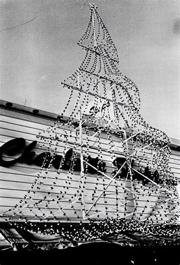 Who remembers? Charlotte Shops giant Christmas Tree, 1969, enhanced with some color video animation! | Sayville Alumni Association