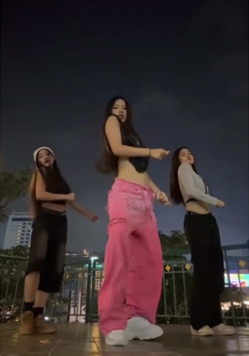 Jennie Dance Showcase: BLACKPINK's Star Moves