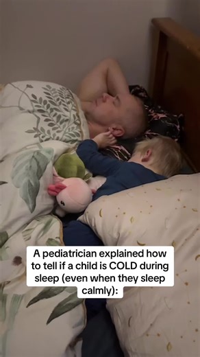 1. Cold stress doesn’t always wake children up. Many parents think a child will cry or toss if they’re cold. Often they don’t. The nervous system prioritizes sleep over comfort. Instead of waking, the body tightens to conserve heat. That’s why a child can sleep “peacefully” while still being cold. 2. Hands and feet are not the main signal. Pediatricians check the back of the neck, upper chest, and stomach. If these areas feel cool, the body is already redirecting heat inward. Cold hands alone me