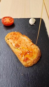 Pa amb tomàquet 📍Catalonia 🇪🇸 Catalan delicacy Pa amb tomàquet consists of toasted slices of bread sprinkled with salt, rubbed with tomatoes (and sometimes garlic), and drizzled with olive oil. The dish is usually consumed for breakfast or served before a big meal, as a tapa, or for merienda. There is also a Mallorcan version called pamboli amb tomàtiga, but it's additionally topped with capers and black olives. Video: @hermanos_de_morro_fino | TasteAtlas
