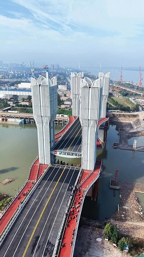 Central China's first lift bridge opened for trial operation in #Wuhan on October 31. With a total length of 737 meters and a 104-meter lift span, the bridge deck can rise 27 meters in just 9 minutes despite weighing a staggering 2,650 tons. #ChinaInfrastructure | Xi's Moments