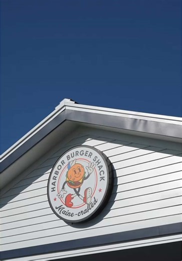 Smash burgers, crispy chicken sands, fries, tots, milkshakes, and more! 🍔🍟 All here at Harbor Burger Shack in Kittery, Maine! . . . . #kittery #kitterymaine #kitteryme #mainefood #mainefoodie #burgers #hotdogs #corndogs #milkshakes #retro #dinerstyle #classicburgers #maineeats #mainelove #mainelife #exploremaine #coastalmaine #seacoasteats #comfortfood #newenglandfood #eatmaine #mainecoast #foodiesofmaine #burgerlovers #milkshakelovers