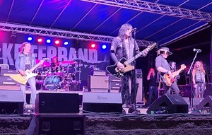 Watch TOM KEIFER Perform CINDERELLA Classics In Harrison, Ohio During 'Live/Loud' 2023 Tour