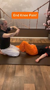 🙌 End Knee Pain in Just 1 Minute: Try This Effective Technique Now! 💪 Discover the power of Nuad Thai Massage’s “icepicking” technique to boost blood circulation in your quadriceps and relieve that nagging knee pain. Say goodbye to discomfort and hello to relief! 👇Let us know in the comments how you feel 👇 🩺 #KneePainRelief #NuadThaiMassage #EffectiveTechnique #FeelTheDifference #SayNoToKneePain #PainFreeLiving 🏋️‍♂️ | ITM Thai Hand International Training Massage School Amsterdam