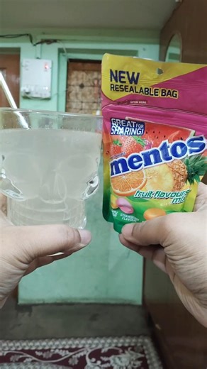 Lemon Cold Drink with Mentos #shorts #mentos #mentosandcoke #mentoscola #mentosexperiment #reaction