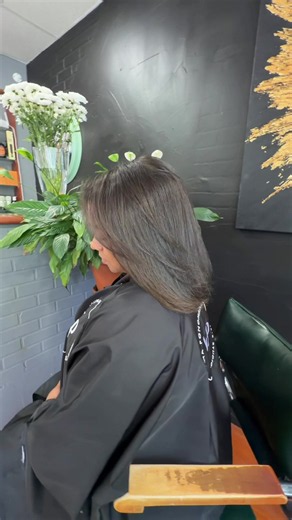 ✨ MODEFIX chez Studio YP ✨ Bien plus qu’un simple soin. Bien plus qu’une simple brillance. Modefix est un système innovant de reconstruction capillaire qui aide à redonner densité, élasticité et santé même aux cheveux très abîmés. ✔ Convient aux cheveux décolorés et colorés ✔ Réduit les frisottis ✔ Nourrit et hydrate en profondeur ✔ Apporte brillance et douceur ✔ N’alourdit pas les cheveux Le traitement dure plusieurs heures, mais les résultats se prolongent pendant des mois. Les cheveux devienn