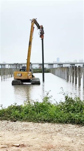 Giant Machine VS Swamp: Precision Piling On Water ✨
