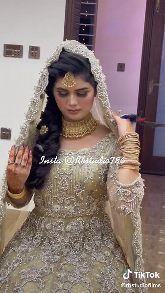 Elaborate Bridal Outfit Showcase with Stunning Jewelry