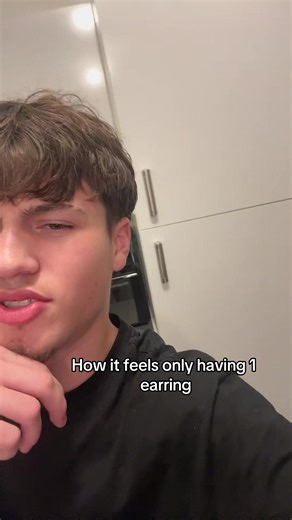 The One Earring Trend: Embrace the Unique Style