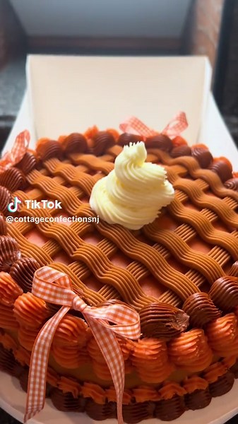 this cake was the perfect theme for a cozy thanksgiving with family🍂🦃 #thanksgivingvibes #pumpkinpie #cakedecorating #cakedesign #baker