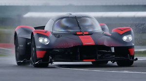 In beeld: Aston Martin test de Valkyrie op Silverstone - WEC video's