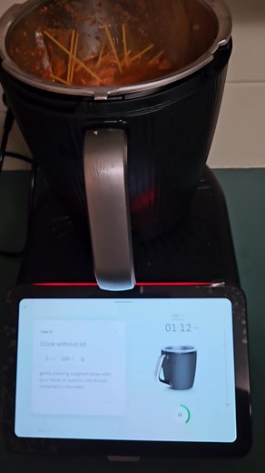 Cooking dinner tonight with the guided cooking and one thing I love about guided cooking (apart from making life so easy) is that I use modes that I probably wouldn't use normally! Which will help build confidence in knowing how to use those modes in the future 😊 the open cooking is so cool and look at that boil 👌🏼 | Thermomixing With Cassie