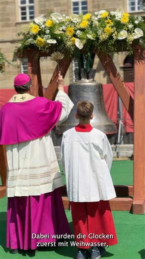 🔔 Ein bewegender Tag für Bamberg 🔔 Heute wurden die sechs neuen Glocken der Kirche St. Michael feierlich geweiht – ein besonderer Moment für die Stadt, der tief unter die Haut geht. 🙏✨ 📍 Morgen (05.07.) von 11 bis 16 Uhr habt ihr die Gelegenheit, die Glocken aus nächster Nähe auf dem Baufeld vor der Kirche zu erleben – mit Freigetränken und dem eigens gebrauten Benedictus-Bier. 🍻🛎️ 🎥 Im Reel: Eindrücke von der heutigen Weihe – unser Kollege Richard Padberg erklärt die Hintergründe. #StMic