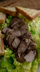 Steak z hovězího pupku - flank steak #toprecepty #recept #recipe #video #videorecept #steak #hovezi #pupek #flank #steak #maso #obed #vecere #jednoduche #snadne #jidlo #food | Toprecepty.cz