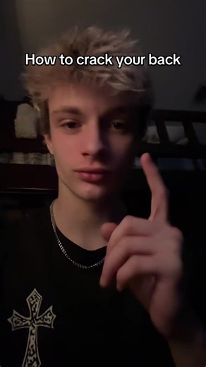 How to crack your back tutorial, I’m not a dere tsun tsun dere #fyp #funny #bp #tsundere #mommysgoodboy