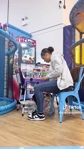 Come along and set up with me for a kids party! 🤩💓 #facepainter #setup #comealongwithme #facepainting #kidsparty