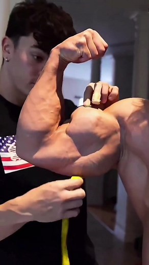 *B O O M* 💣 💥 #posing #bicepsworkout #bicepsmeasuring #biceps #muscleman #gymaddict #gymtok