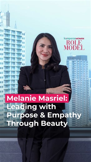 Bagi Melanie Masriel, Chief Corporate Affairs, Engagement & Sustainability L'Oréal Indonesia, diperlukan empati dan tujuan yang kuat untuk bisa menjadi leader. Selain itu, mau belajar dari kesalahan juga merupakan hal yang membentuknya untuk bisa sampai di titik kariernya yang sekarang.⁠ ⁠ Simak obrolan singkat kami dengan Melanie Masriel dalam program Role Model kumparanWOMAN.⁠ ⁠ ⁠ 📸: kumparan⁠ 📝: RoleModel | Melanie Masriel | woman | svt | R119 | E084 | E043 | E024 | V183