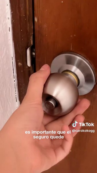 Cómo cambiar una chapa. A ver si encuentran la falla 👀 #DIY #hazlotumismo #adultoindependiente #casa #howto #reforma #remodelacion #tips #tutorial #chapa #puerta #cerradura #yale