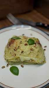 Lasagna al Pesto. Homemade lasagna is a labor of love 🫶 🍃Lasagna al Pesto is a creamy pesto lasagna made with three cheeses. Featuring a creamy white sauce with basil pesto. One of the best lasagna recipes! 🙌 Even though I am usually an advocate of fresh pasta made from scratch, given the situation, I used ready-made fresh pasta. 🍃As for pesto, this is the most classic basil pesto, I’m leaving you the recipe I followed at the bottom of this post, too (look in the comments) Ingredients: 🔖Bec