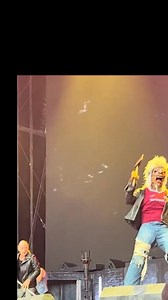 Salah Satu nya band menggunakan 3 guitarist 1 bassist dalam persembahan live. Dari segi kelebihan dapat skill ,teknik ,dan sound yang berbeza, dari segi kebagusan takda isu buang kawan .'you pernah menyertai silakan bersama kami- Bruce dickinson | Guitarist Malaysia