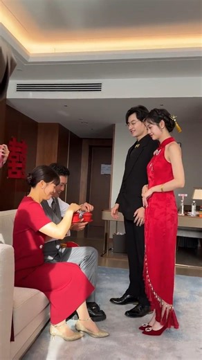 Chinese Wedding Tea Ceremony | Do You Need to Kneel? 🤔 Traditional Wedding Ritual #wedding #shorts