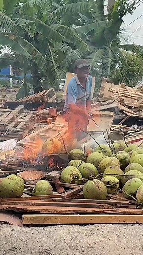 150K views · 879 reactions | नारळ जाळल्याने चव वाढते.. | Marathi Fakt | Facebook