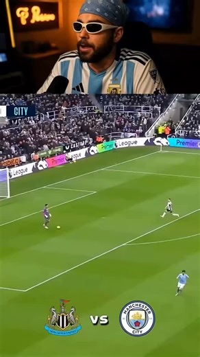 obuna boʻling 💫 on Instagram: "2001년 개봉한 영화 “A Beautiful Mind”는 단순히 천재 수학자의 삶을 다룬 작품이 아니라, 인간이 내면의 혼란 속에서도 어떻게 사랑과 신뢰로 자신을 되찾아가는지를 보여주는 깊은 이야기입니다. 화려한 계산 장면보다 존 내쉬가 마음속 그림자를 이겨내려는 순간들이 훨씬 더 오래 기억에 남죠. 특히 그가 현실과 환상 사이에서 흔들리면서도 끝까지 아내를 향한 마음을 놓지 않는 모습은 묘하게 가슴을 저릿하게 만듭니다. 이 영화에서 감정을 완성시키는 요소는 바로 잔잔한 피아노 선율과 차분한 배경음악입니다. 처음에는 조용히 스며들지만, 어느 순간 관객도 모르게 내쉬의 감정에 같이 잠기게 되죠. 후반부, 아내가 내쉬의 손을 잡아주던 장면에서는 음악과 화면이 자연스럽게 겹쳐지면서 눈시울이 뜨거워지는 경험을 하게 됩니다. 많은 이들이 “이 장면만 떠올려도 이상하게 마음이 찡하다”고 말하는 이유도 그 때문일 겁니다. 이 영화가 여러