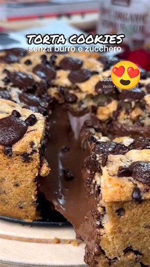 COOKIE-KUCHEN 🍪 mit Schokolade & Cremefüllung Zutaten (Springform 21 cm): 320g Mehl 120g Erythrit (oder Zucker) 1 Ei 150ml Kokosöl 1 TL Backpulver 100g Schokotropfen (zuckerfrei optional) 200g Schokoladencreme (proteinreich, ohne Zucker) 👉 Zubereitung: Süßungsmittel, Öl und Ei in einer Schüssel verrühren. Mehl & Backpulver dazugeben, zu einem Teig kneten. Schokotropfen einarbeiten, 15 Min. im Kühlschrank ruhen lassen ❄️. 2/3 des Teigs in die Form drücken, Creme darauf verteilen, mit Rest bedec