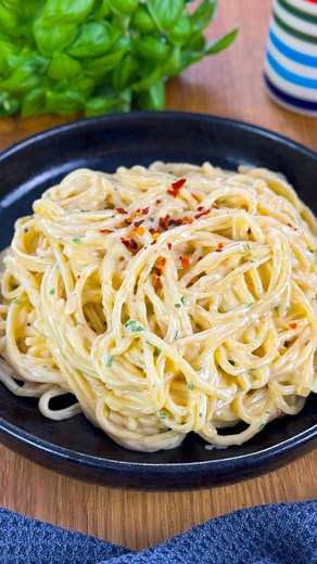 Pasta mit Käsesauce 📌Rezept zum Speichern Hey Foodies, diese Pasta mit Käsesauce ist das absolute Soulfood. Cremig, lecker und einfach zubereitet. Dazu passt hervorragend ein grüner Salat. Zutaten für 2-3 Portionen: 250g Pasta 30g Butter 3 Knoblauchzehen 1 Hand voll Petersilie 200ml Sahne 100ml Milch 2 Schmelzkäseecken 50g geriebener Parmesan 50g geriebener Cheddar 50g geriebener Mozzarella 80g Feta Salz, Pfeffer, Chiliflocken Zubereitung: ◾️Knoblauch und Petersilie jeweils fein hacken. ◾️Pasta