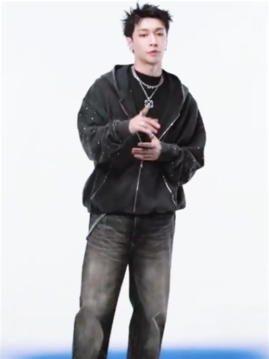 Off-White品牌官微 weibo Off-White™ |「艺」起玩转「兴」风格 品牌代言人张艺兴演绎 Off-White™ 2026 秋冬系列。 #offwhite #offwhite品牌代言人 #LayZhang #Yixing #zhangyixing